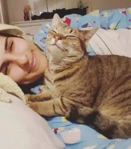 Il-momento-in-cui-questo-gattino-capisce-di-essere-finalmente-stato-adottato-e-pura-emozione-3-897x1024-1-263x300