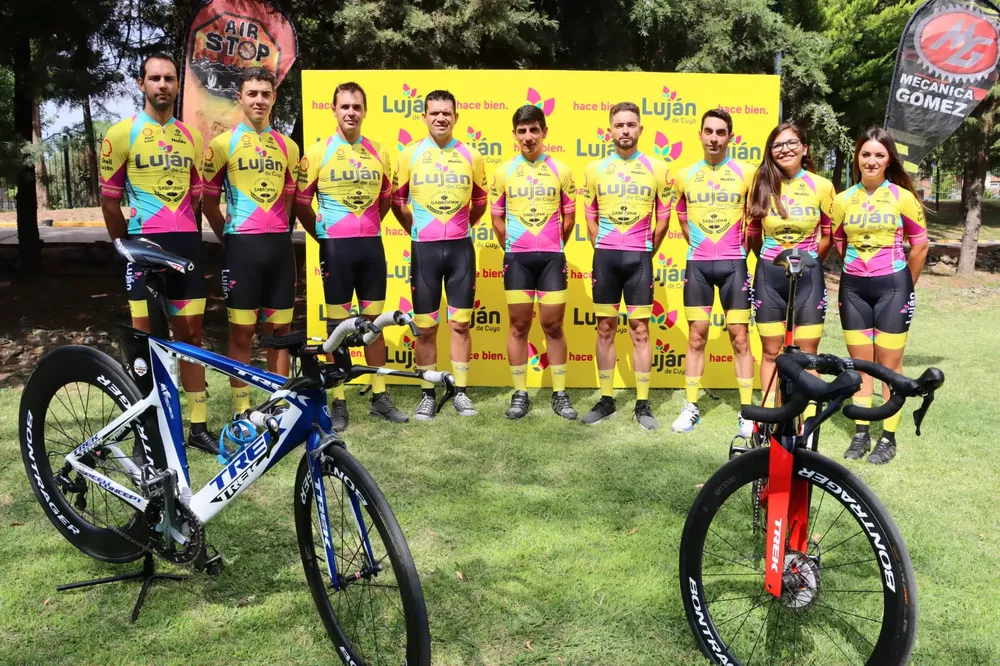 Parte del equipo que representa al departamento en la vuelta ciclistica de Mendoza