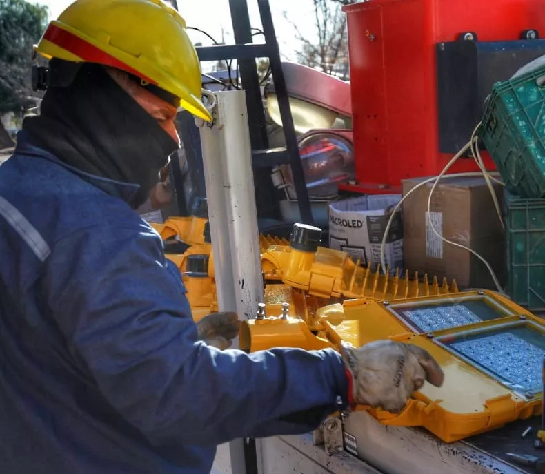 Operarios municipales realizando la reconversión a LED