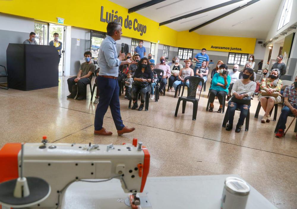 Bragagnolo junto a los beneficiados del Programa Luján Cree en Vos