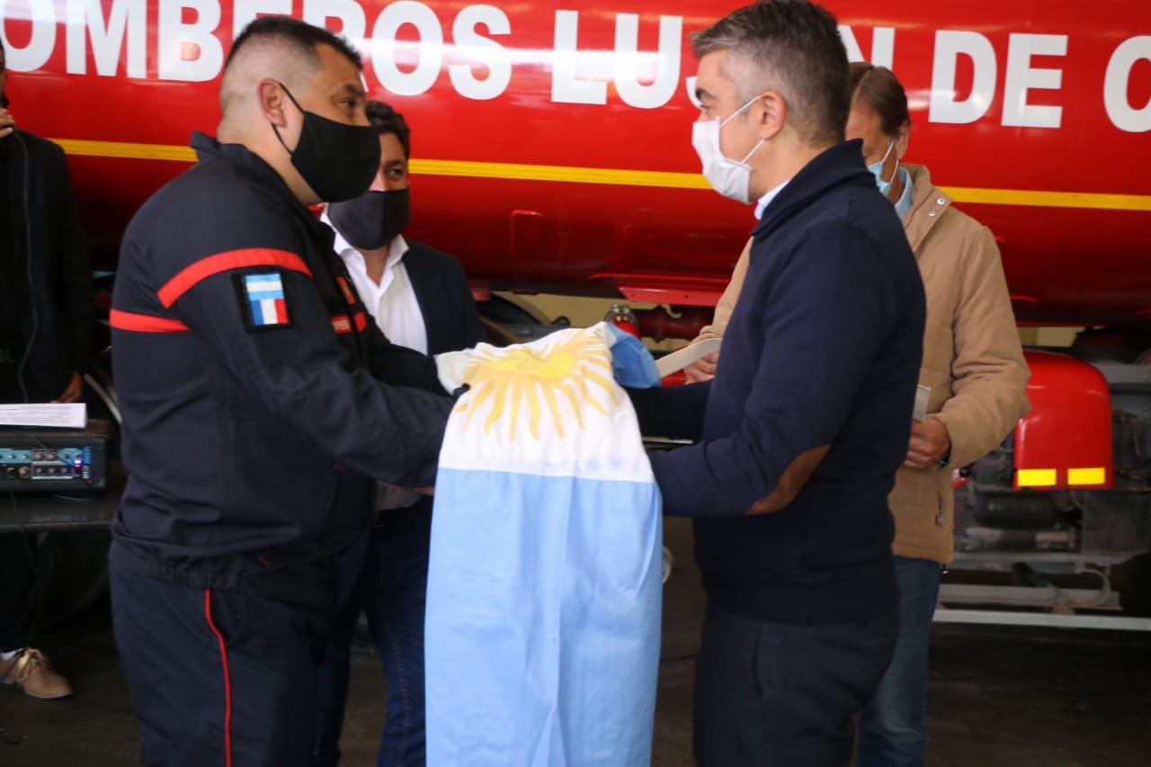 Bragagnolo le entrega al Comandate General del Cuartel, una Bandera Nacional.