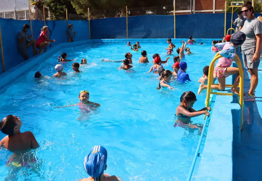 La pileta colmada por los más chicos