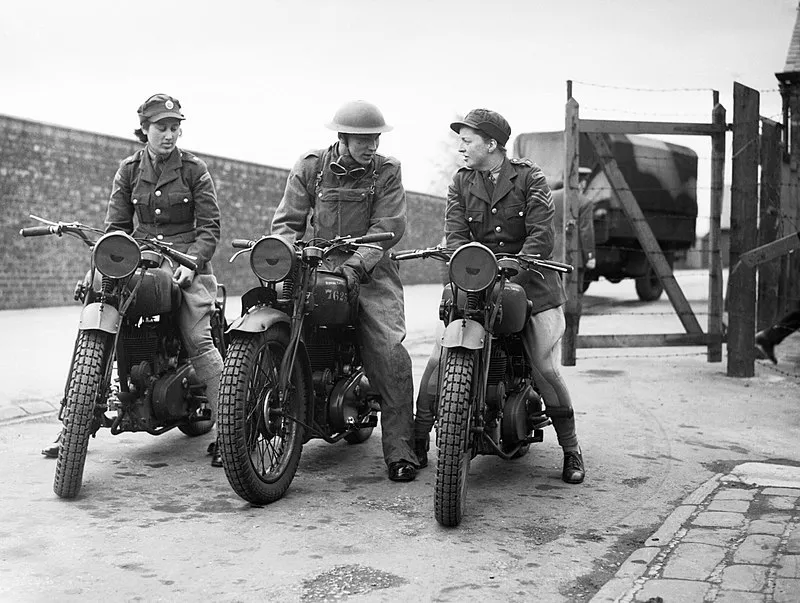 800px-Two_ATS_(Auxiliary_Territorial_Service)_trainee_motorcycle_despatch_riders_and_a_Royal_Army_Service_Corps_instructor_at_York,_23_May_1941._H9941