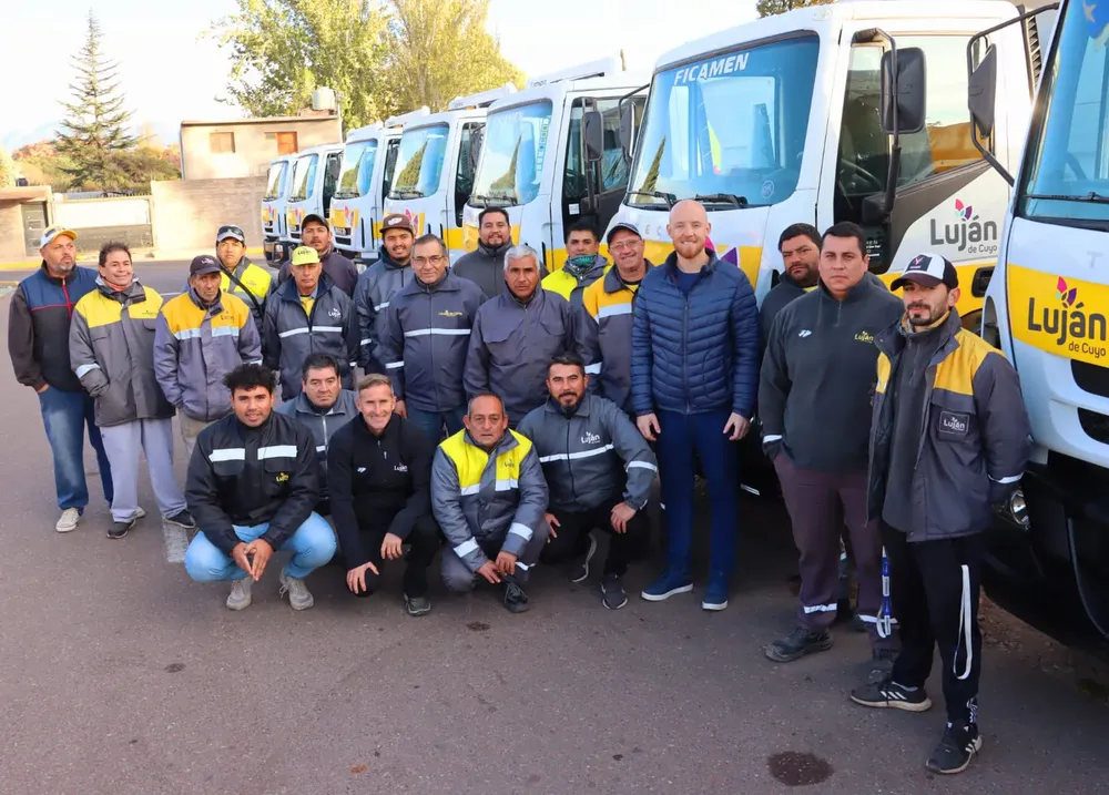 Parte del equipo de Servicios Públicos con las nueva movilidades