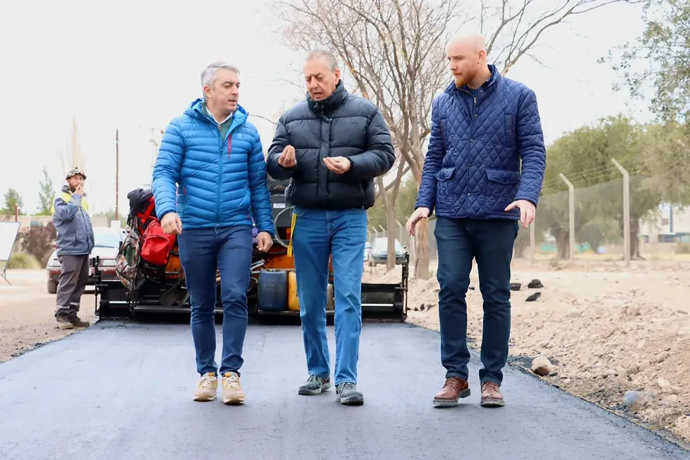 Bragagnolo, Bertolo y Allasino recorriendo las obras de asfalto