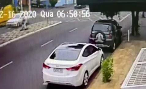 Una-joven-es-tragada-por-un-agujero-en-la-vereda
