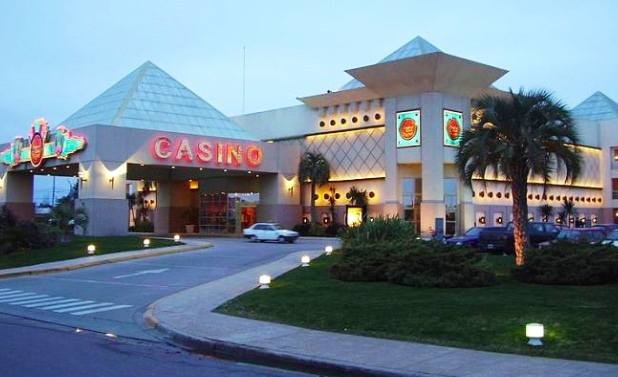 Un hombre dejó a su hijo de 10 años durmiendo en el auto para ir al casino