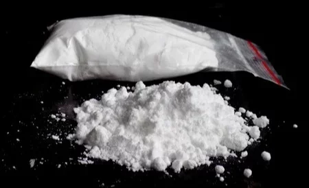 66331131-polvo-de-la-droga-coca
