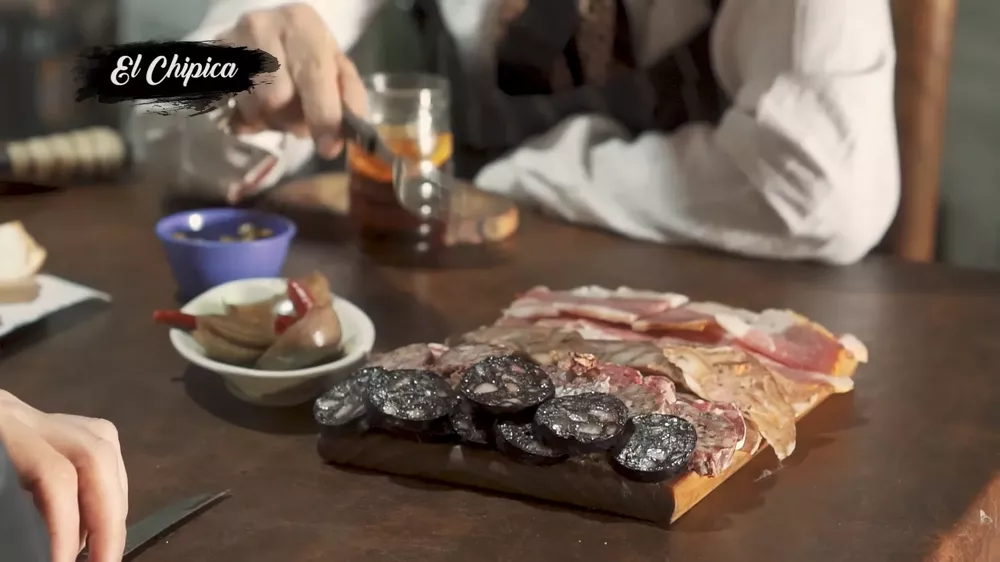 1539704186195COMEDOR-URBANO-CHIÍCA-PICADA-MESA