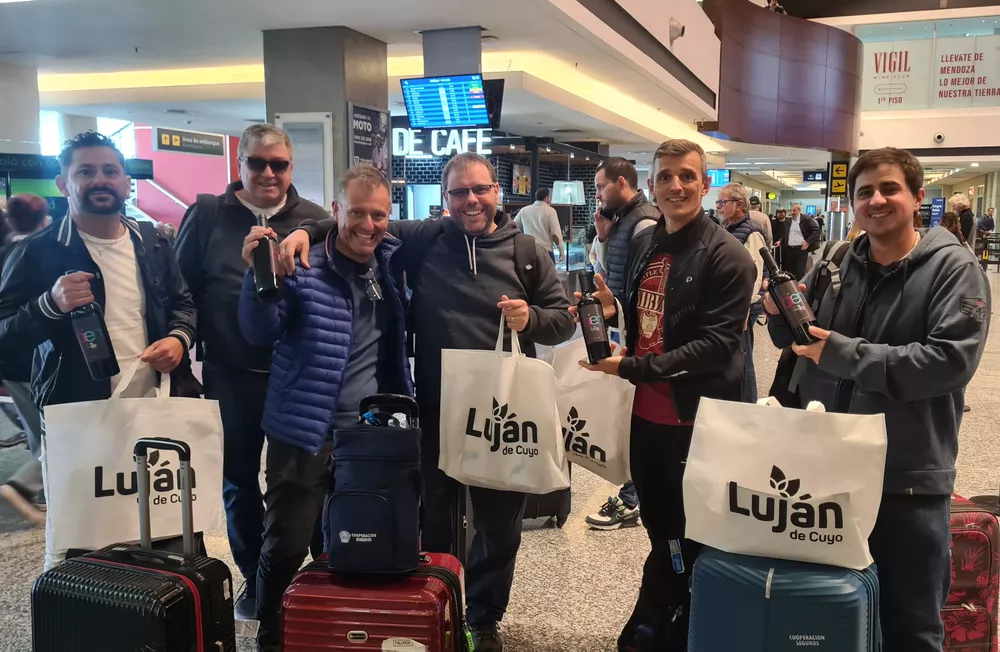 Turistas con el vino malbec de Luján