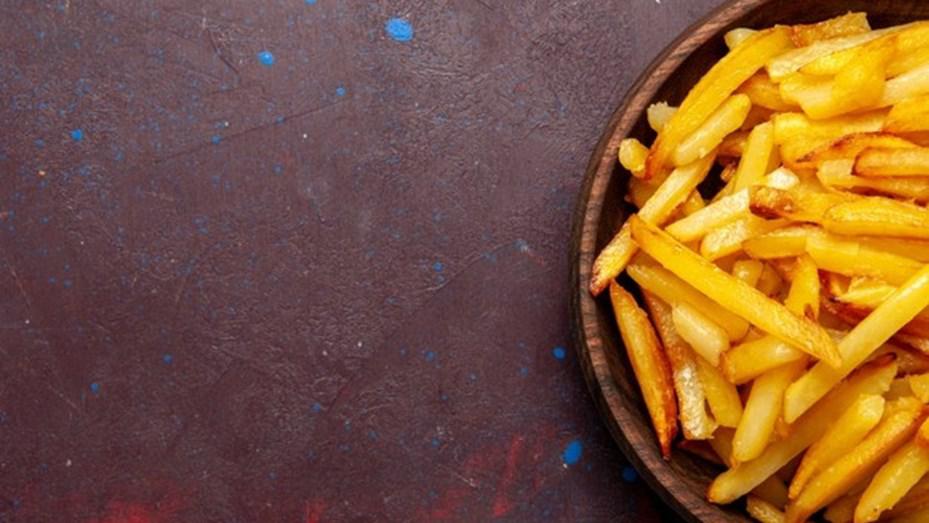 vista-superior-mas-cercana-patatas-fritas-sabrosas-patatas-fritas-dentro-placa-superficie-oscura-comida-comida-cena-plato-ingredientes-producto-patata_140725-53965