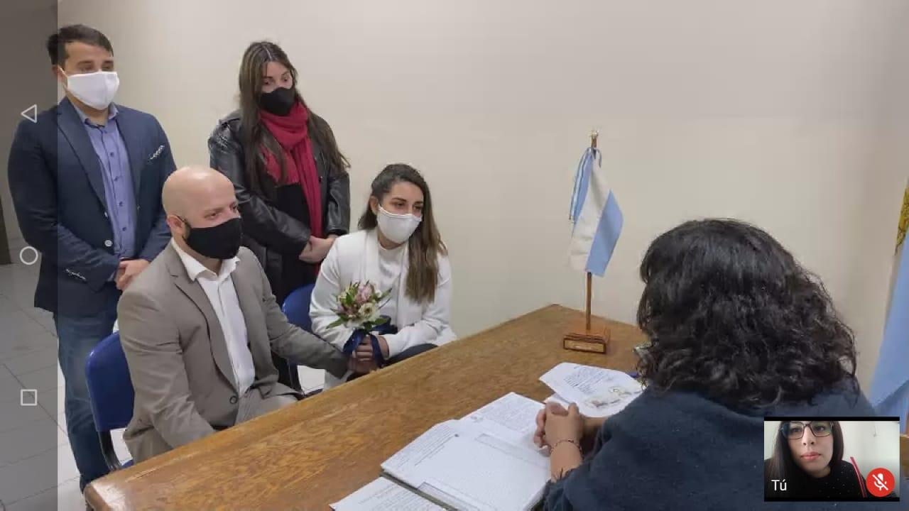 Agustín y Paola en el Registro Civil de Luján de Cuyo