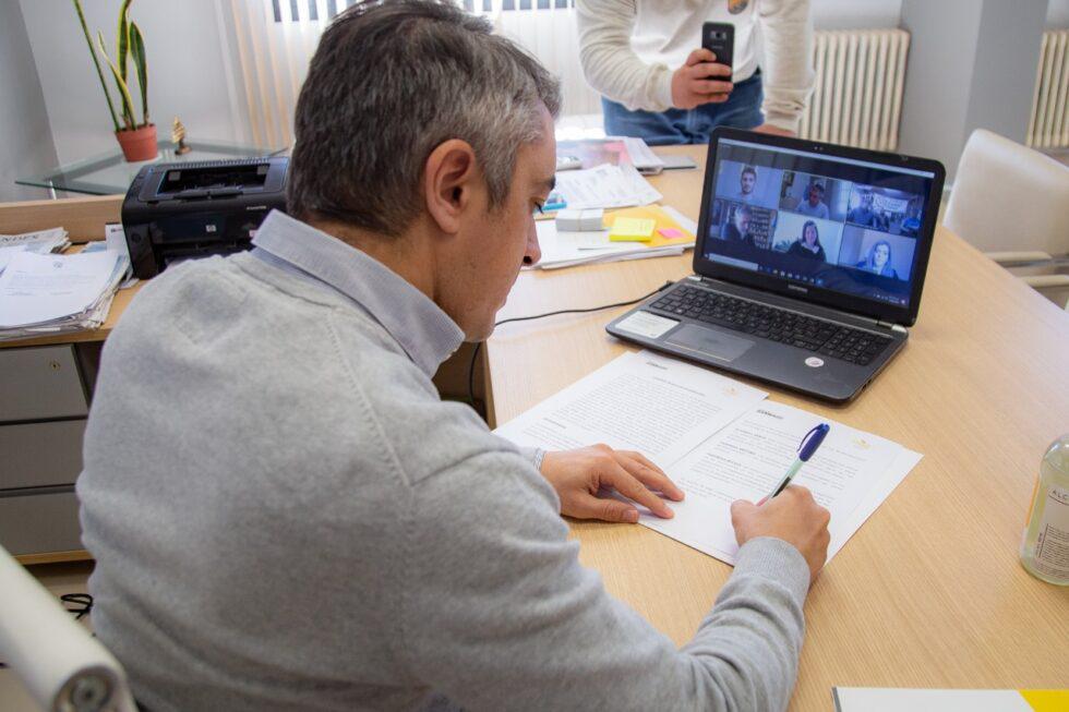 Bragagnolo-firmando-el-convenio-en-videoconferencia-con-Jean-Maggi-2-980x653