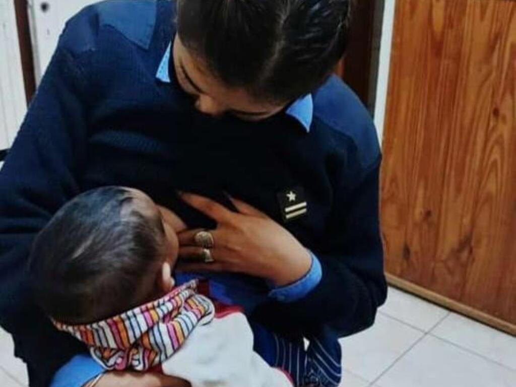 1624029306960Policía amamantando
