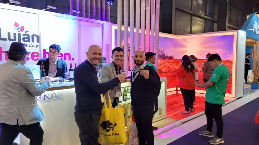 Los visitantes degustaron vinos del departamento y disfrutaron del paseo interactivo