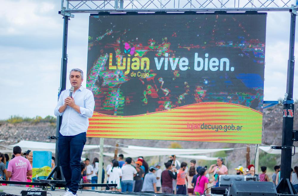 Bragagnolo presentando la 6ta temporada de Luján Playa
