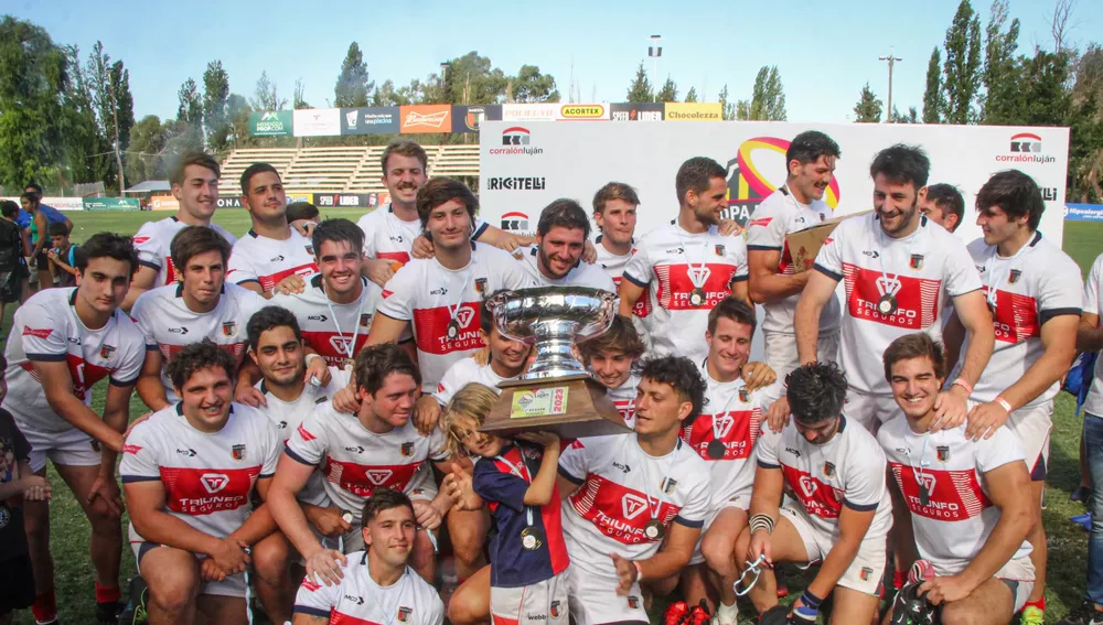El plantel de Maristas con la Copa Malbec
