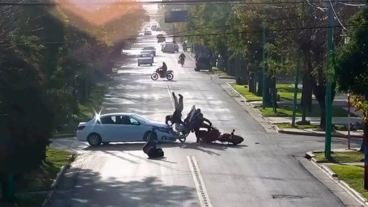 moto-choque-auto-haciendo-willy1jpg