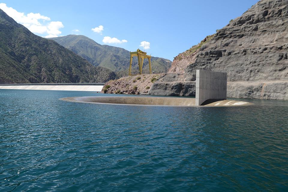 Maniobras en el dique Potrerillos