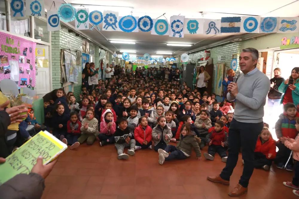 Bragagnolo junto a los alumnos en el dia internacional del reciclado