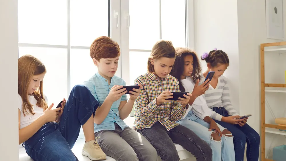 Niños con celulares
