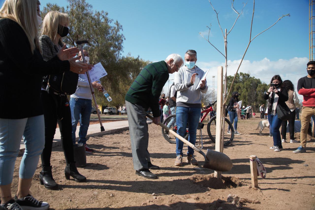 Familias lujaninas plantaron árboles en el Nuevo Parque Ferri