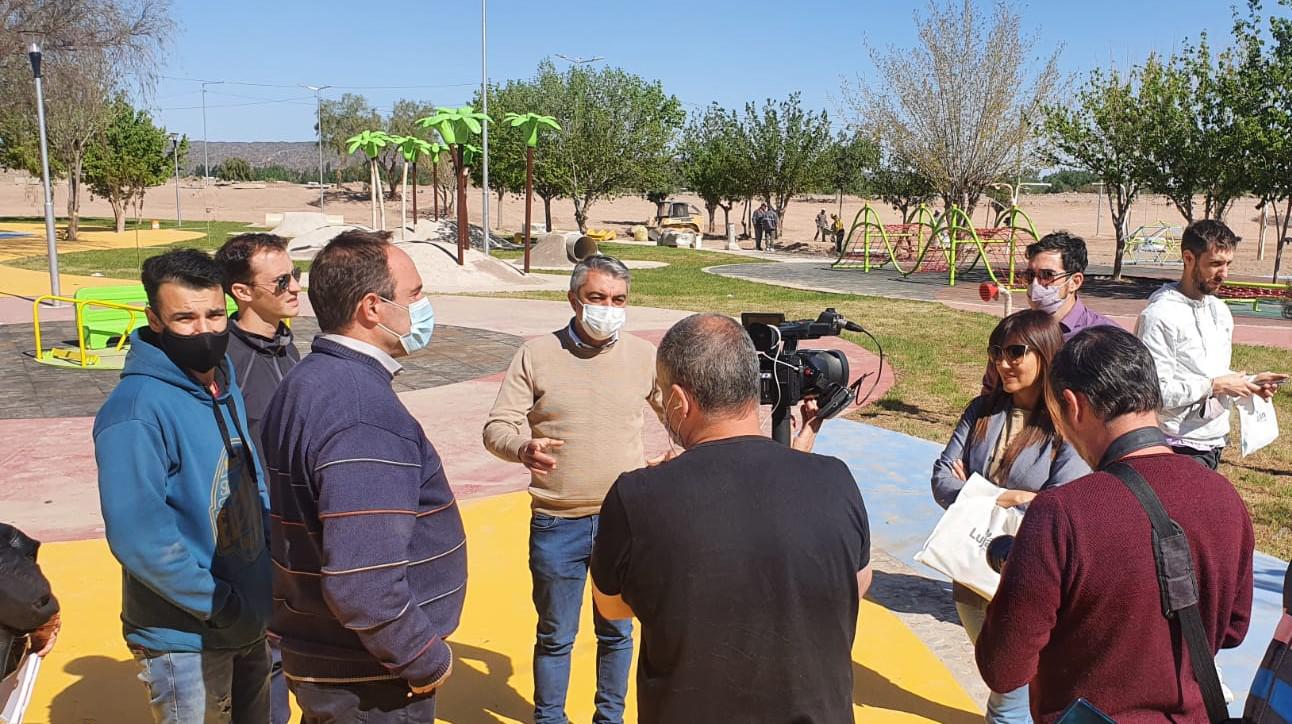 Bragagnolo en la Plaza de los Niños junto a los periodistas