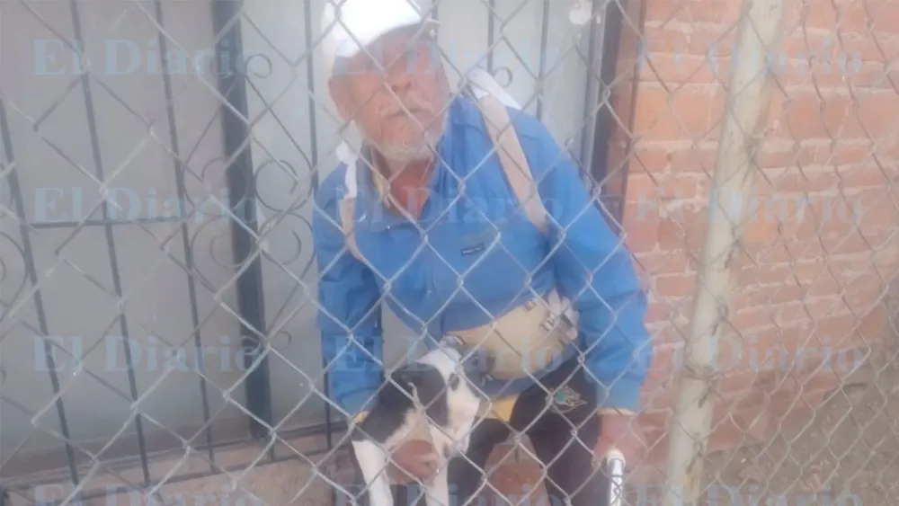 Abuelo pide ayuda para perritos