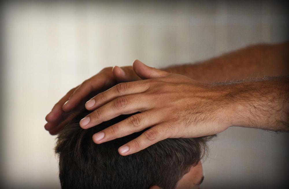 web-hold-on-hands-head-mv-aleteia