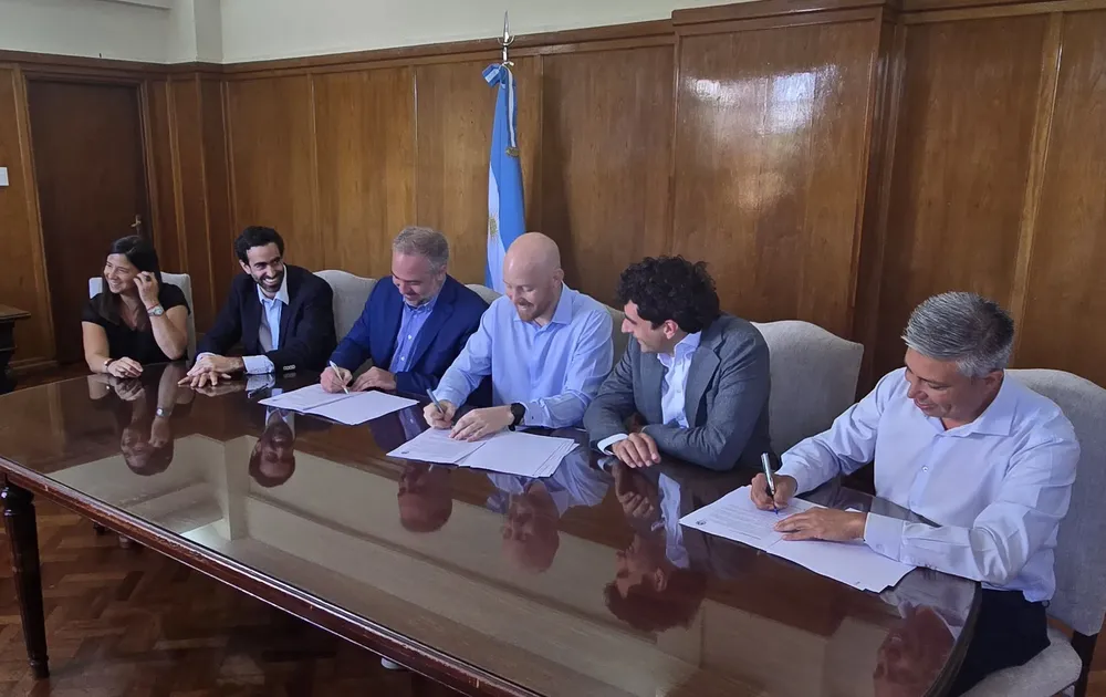 Allasino firmando el Convenio con el Gobierno Provincial