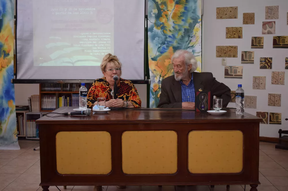04-Betty Di Masi y Roberto Sartor en el Encuentro de Escritores realizado en nov. de 2021