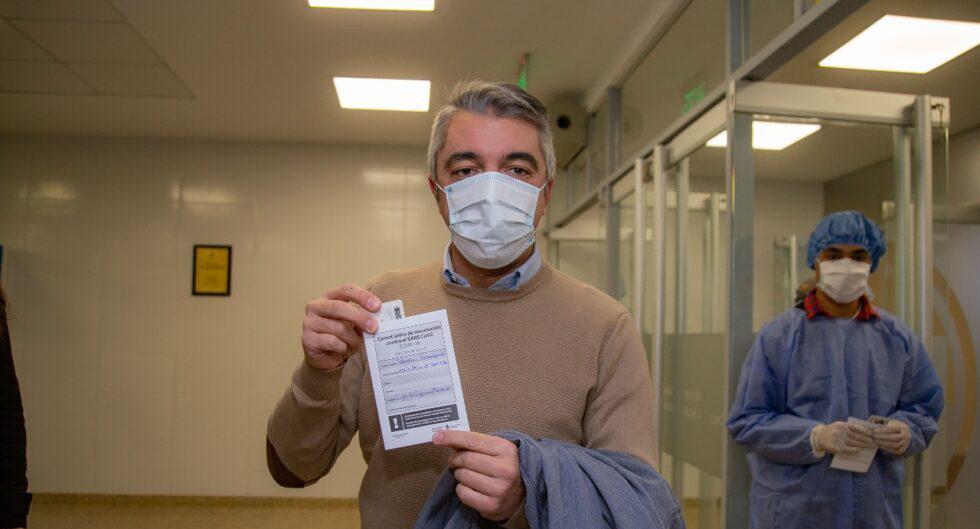 El-Intendente-Sebastian-Bragagnolo-fue-vacunado-contra-el-Covid-19-980x653