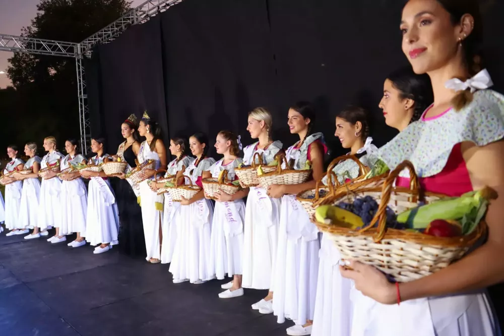Las 15 reinas distritales en la Bendición de los frutos