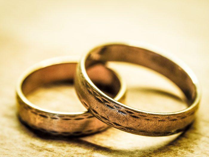 wedding-rings-gc72c492e9_1920-700x525