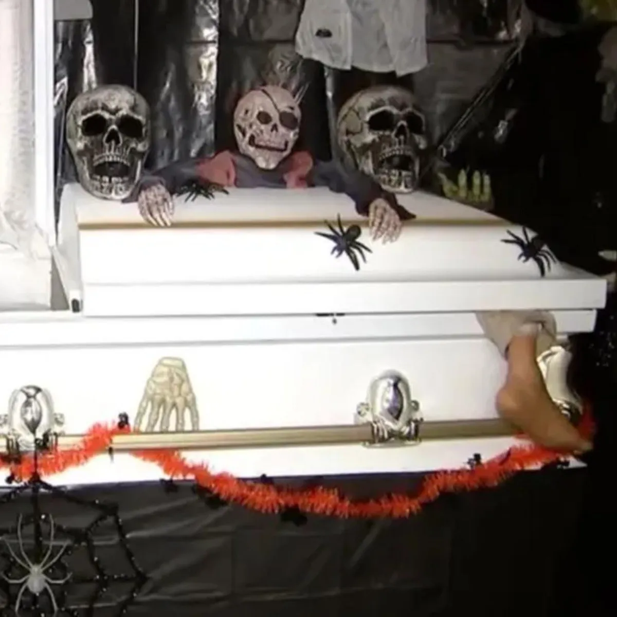 una_familia_alquilx_un_ataxd_para_halloween_y_encontrx_pertenencias_de_una_mujer_fallecida_1_x1x_crop1667379178331.jpg_1177195495