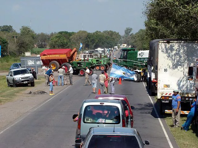 640px-Road_blockade_by_agricultural_producers_in_Argentina