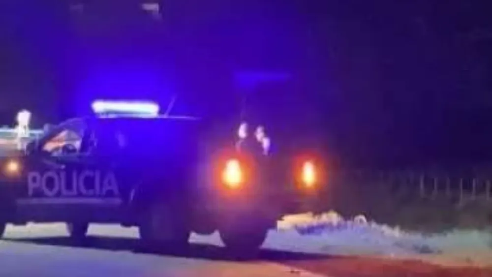Buscan a un hombre que volcó en su auto, escapó y dejó a sus dos hijos heridos en el lugar