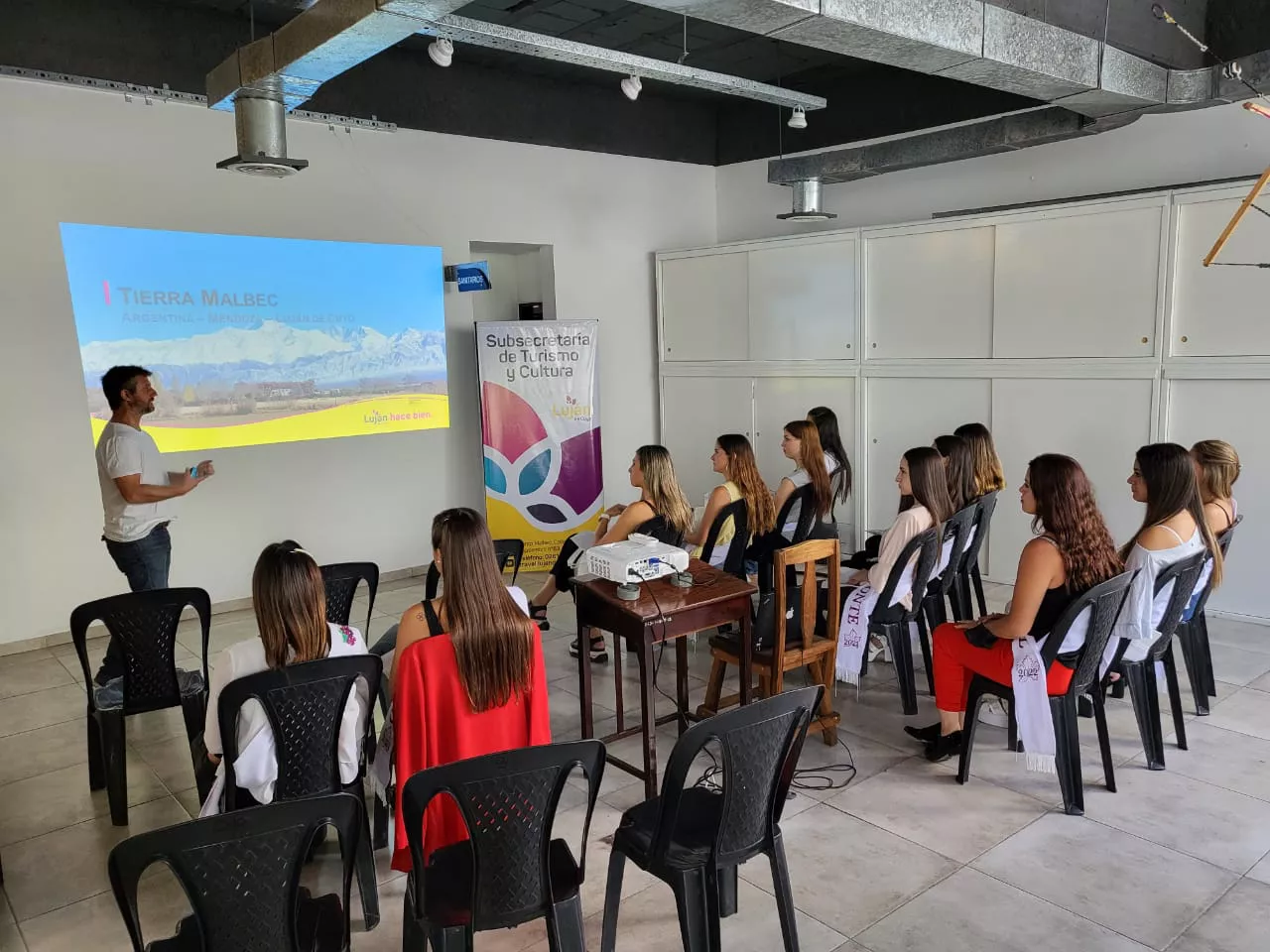El Director de Turismo junto a las reinas