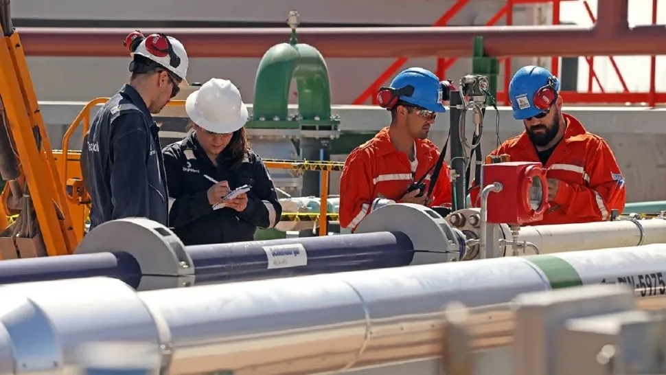 petroleros_trabajando_1.jpg_966076397