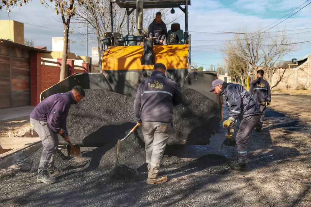 La Municipalidad de Luján continúa asfaltando las calles del departamento