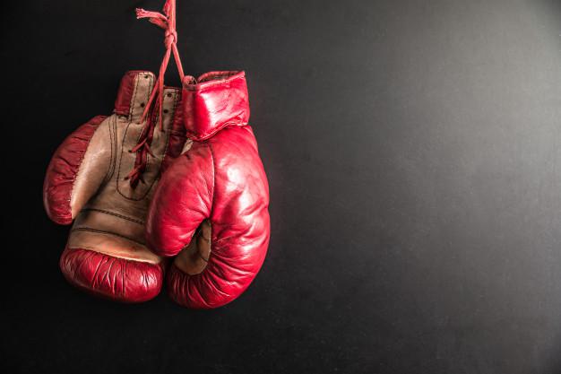 guantes-boxeo-aislados-fondo-oscuro_100488-119