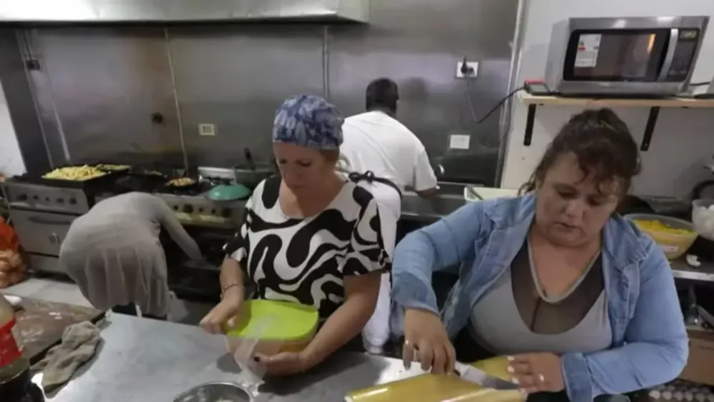 Pusieron un restaurante y solo contratan jubilados “Cumplen mejor que muchos menores de 30″