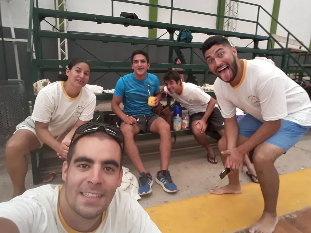 PEDRO CON SUS COMPAÑEROS