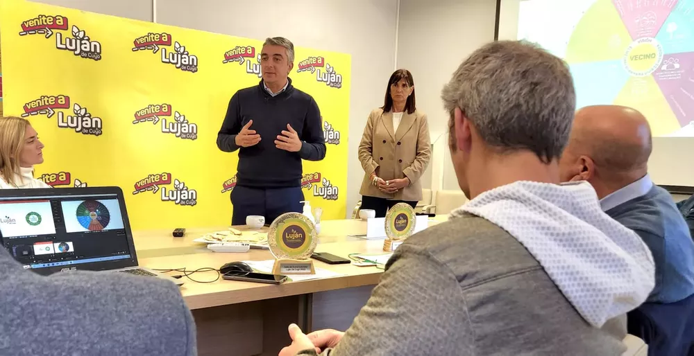 Sebastián Bragagnolo junto a las empresas reconocidas