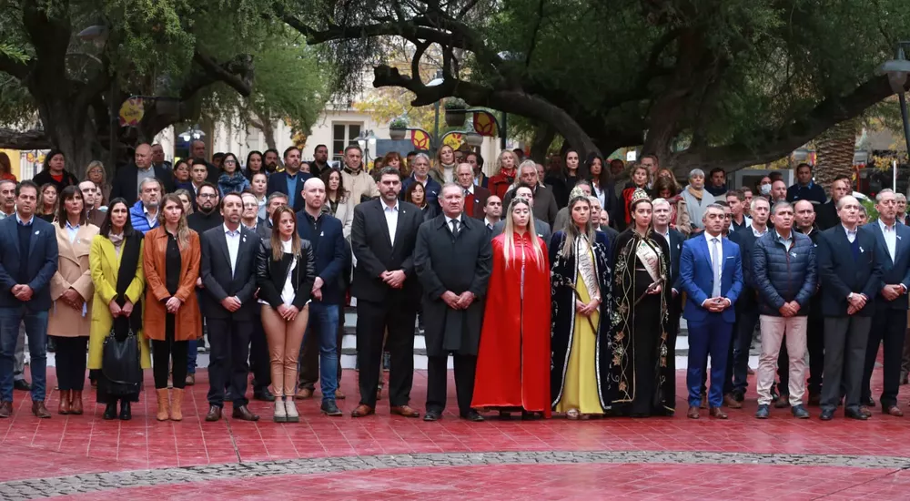 Autoridades provinciales y municipales en el acto protocolar de aniversario