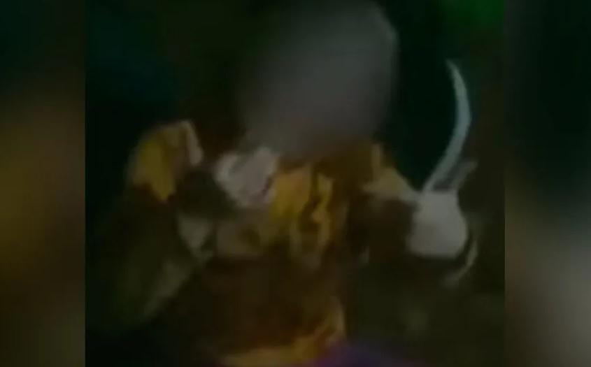 Obligó-a-fumar-a-su-hija-y-lo-compartió-en-redes-sociales