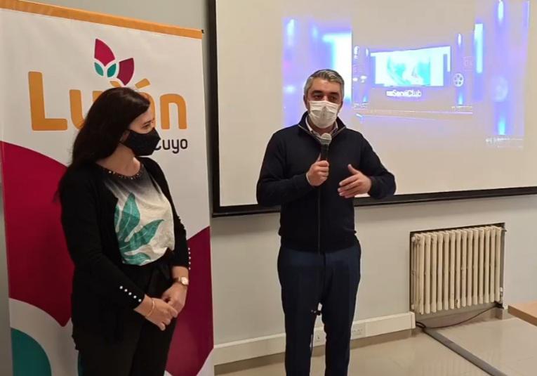 Sebastian-Braganolo-junto-a-Soledad-Lores-en-la-presentacion-del-Cine-Sobre-Ruedas (1)