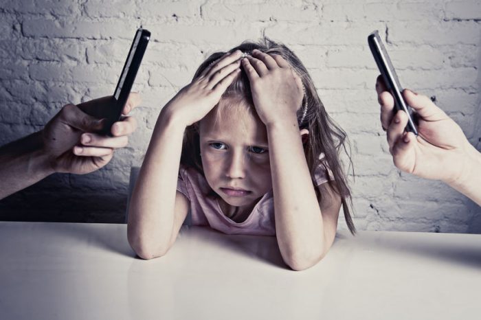 Adicción-móvil-afecta-hijos-700x466