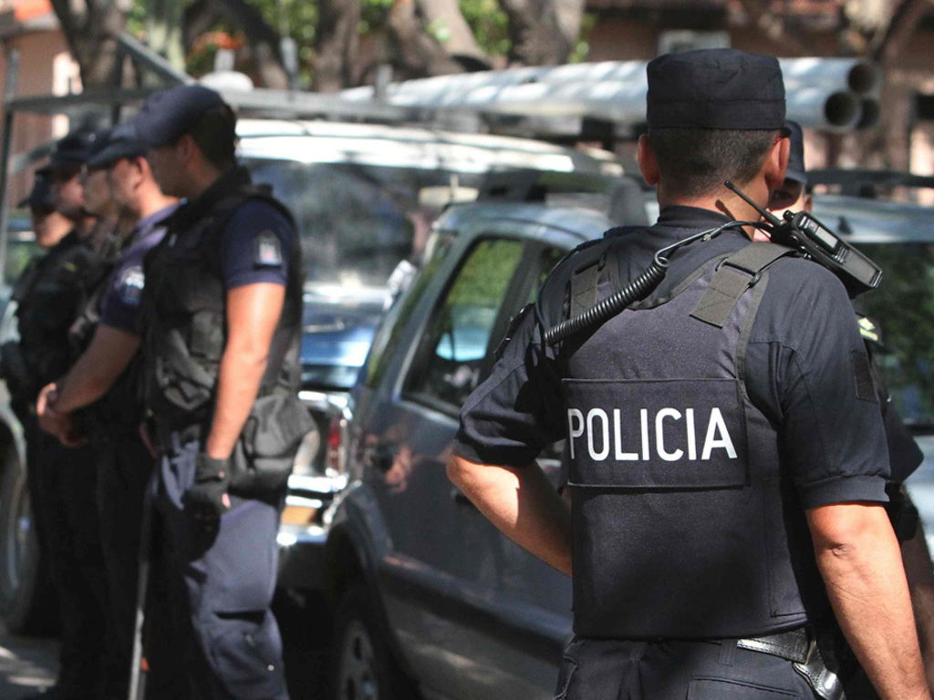 15454098225221535647107008policia-ilustra02