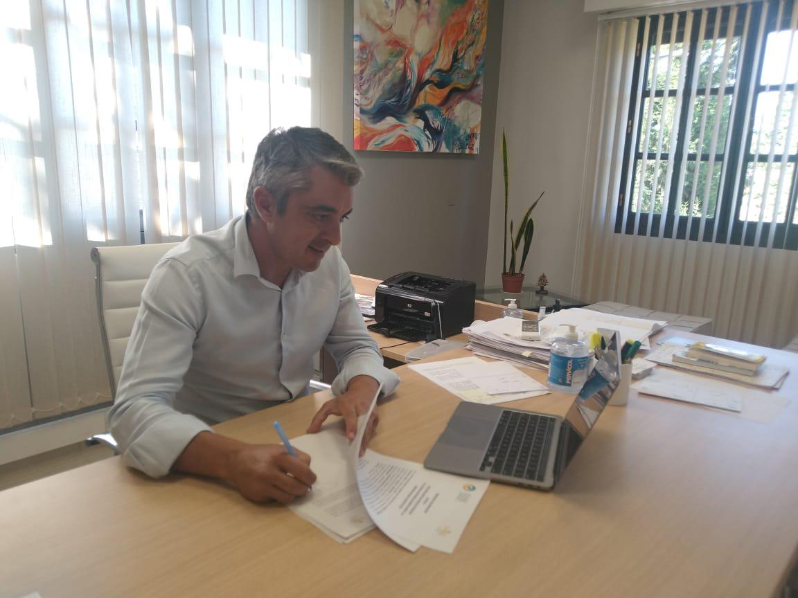 Bragagnolo firmando el convenio con Larreta